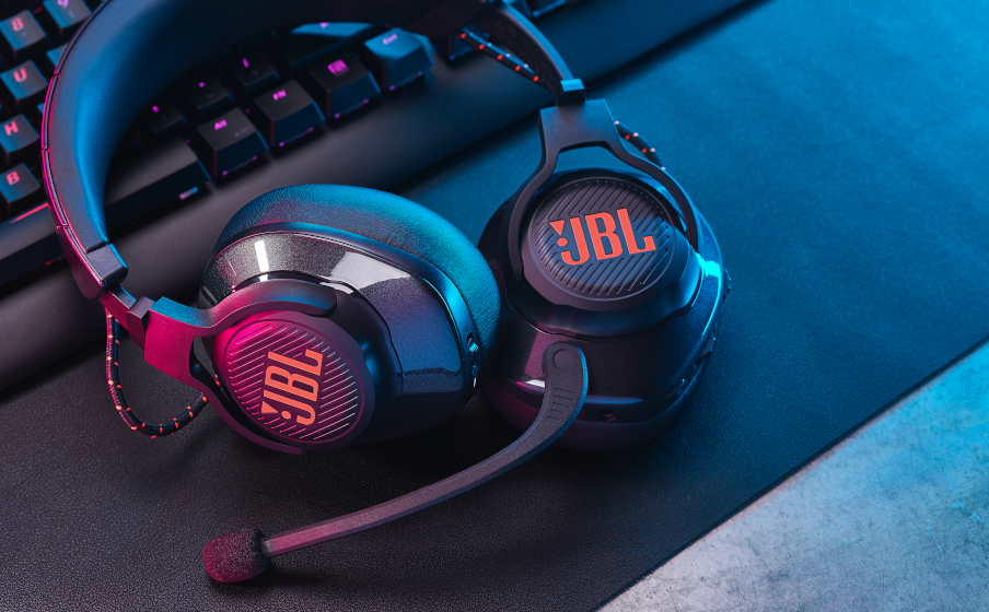 Be at the center of the game with JBL QuantumSOUND Signature
